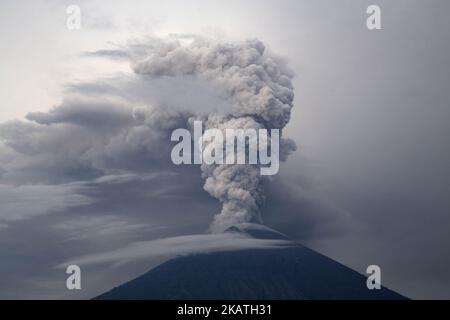 I cittadini evacuano e si preparano per l'eruzione del Monte Agung a Bali, Karang ASEM, Indonesia il 28 novembre 2017. Dal livello crescente al livello 4, che è il più alto allarme di status, eruzione del Monte Agung già copre alcune aree di Bali con ceneri, la chiusura dell'aeroporto, e un totale di 38 migliaia di rifugiati. La larva fredda colpì anche un certo fiume vicino karang asem dando colore marrone al fiume e forte odore di zolfo. (Foto di Donal Husni/NurPhoto) Foto Stock