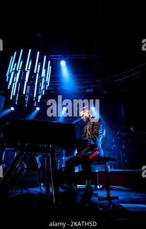 Adam Anderson del duo pop synth inglese Hurts si esibisce dal vivo al Fabrique di Milano il 28 novembre 2017. (Foto di Roberto Finizio/NurPhoto) Foto Stock