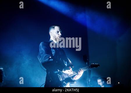 Adam Anderson del duo pop synth inglese Hurts si esibisce dal vivo al Fabrique di Milano il 28 novembre 2017. (Foto di Roberto Finizio/NurPhoto) Foto Stock