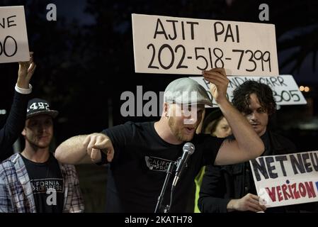 I sostenitori della neutralità netta protestano contro il presidente della Federal Communications Commission, Ajit Paiâ's, che prevede di abrogare le norme di neutralità netta dell'era Obama. Los Angeles, California il 28 novembre 2017.(Photo by: Ronen Tivony) (Photo by Ronen Tivony/NurPhoto) Foto Stock