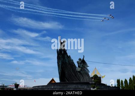 Gli aerei della Jupiter Aerobatic Team dell'Aeronautica Indonesiana sorvolano il Monumento alla Danza Zapin il 29 novembre 2017 a Pekanbaru, nella provincia di Riau, indonesia la Jupiter Aerobatic Team è l'attuale squadra espositore dell'Aeronautica militare Indonesiana che vola con sei aerei KT-1B Wong Bee dipinti in rosso e bianco. (Foto di Afrianto Silalahi/NurPhoto) Foto Stock