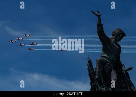 Gli aerei della Jupiter Aerobatic Team dell'Aeronautica Indonesiana sorvolano il Monumento alla Danza Zapin il 29 novembre 2017 a Pekanbaru, nella provincia di Riau, indonesia la Jupiter Aerobatic Team è l'attuale squadra espositore dell'Aeronautica militare Indonesiana che vola con sei aerei KT-1B Wong Bee dipinti in rosso e bianco. (Foto di Afrianto Silalahi/NurPhoto) Foto Stock