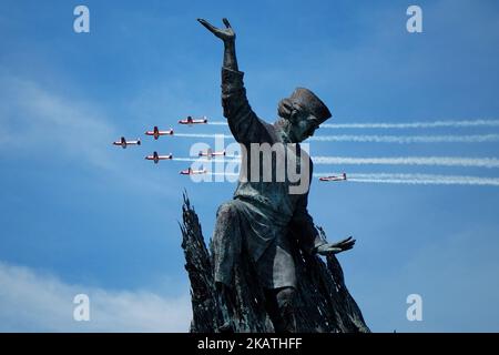 Gli aerei della Jupiter Aerobatic Team dell'Aeronautica Indonesiana sorvolano il Monumento alla Danza Zapin il 29 novembre 2017 a Pekanbaru, nella provincia di Riau, indonesia la Jupiter Aerobatic Team è l'attuale squadra espositore dell'Aeronautica militare Indonesiana che vola con sei aerei KT-1B Wong Bee dipinti in rosso e bianco. (Foto di Afrianto Silalahi/NurPhoto) Foto Stock