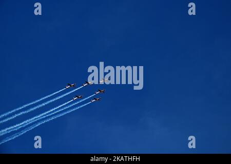 Gli aerei della Jupiter Aerobatic Team dell'Aeronautica Indonesiana sorvolano il Monumento alla Danza Zapin il 29 novembre 2017 a Pekanbaru, nella provincia di Riau, indonesia la Jupiter Aerobatic Team è l'attuale squadra espositore dell'Aeronautica militare Indonesiana che vola con sei aerei KT-1B Wong Bee dipinti in rosso e bianco. (Foto di Afrianto Silalahi/NurPhoto) Foto Stock