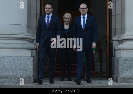 Il primo ministro irlandese (Taoiseach) Leo Varadkar (sinistra) nomina il ministro degli Esteri Simon Coveney (destra) come sostituto PM a Dublino (Irlanda) giovedì 30 novembre 2017. Foto di Artur Widak Foto Stock