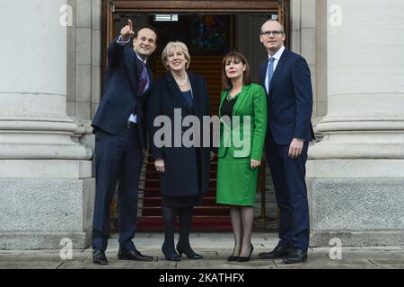 (Sinistra-destra) Leo Varadkar, Heather Humphries, Ruth Furney e Simon Coveney presso gli edifici governativi di oggi pomeriggio. Il primo ministro irlandese (Taoiseach) Leo Varadkar nomina il ministro degli Esteri Simon Coveney come vice PM a Dublino, Irlanda, giovedì 30 novembre 2017. Foto di Artur Widak Foto Stock