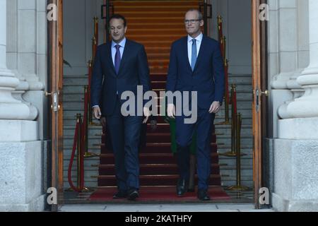 Il primo ministro irlandese (Taoiseach) Leo Varadkar (sinistra) nomina il ministro degli Esteri Simon Coveney (destra) come sostituto PM a Dublino (Irlanda) giovedì 30 novembre 2017. Foto di Artur Widak Foto Stock