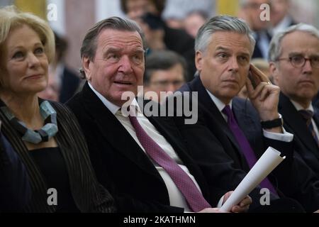 L'artista americano Susan Swartz, il presidente del consiglio di amministrazione di Nord Stream 2, l'ex cancelliere tedesco Gerhard Schroeder, e l'ambasciatore degli Stati Uniti in Russia Jon Huntsman Jr. (L-R) partecipano all'apertura della mostra Personal Path delle opere di Susan Swartz presso il museo statale russo, a San Pietroburgo, in Russia, il 28 novembre 2017. (Foto di Igor Russak/NurPhoto) Foto Stock