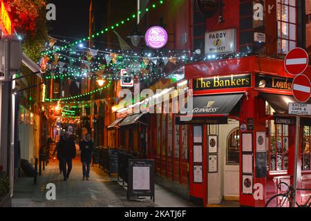 Vista sulla Dame Line e sul Bankers Pub, nel centro di Dublino. Lunedì 27 novembre 2017, a Georges Quay, Dublino, Irlanda. (Foto di Artur Widak/NurPhoto) Foto Stock