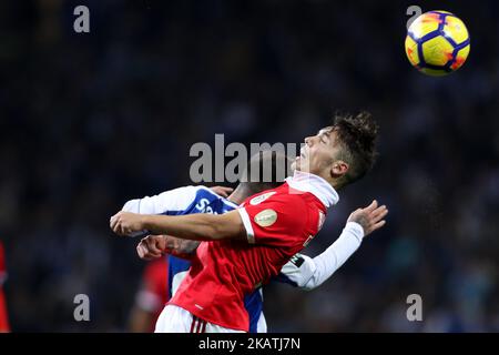 Il difensore spagnolo di Benfica Alex Grimaldo (R) vies con il centrocampista brasiliano di Porto Otavio (L) durante la partita della Premier League 2016/17 tra FC Porto e SL Benfica, al Dragao Stadium di Porto il 1 dicembre 2017. (Foto di Paulo Oliveira / DPI / NurPhoto) Foto Stock