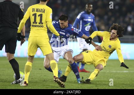 Rabiot Adrien (L) di PSG vies Martin Jonas 28 di Strabourg durante la partita di calcio francese del L1 tra Strasburgo (RCSA) e Parigi Saint-Germain (PSG) allo stadio Meinau di Strasburgo, Francia orientale, il 2 dicembre 2017. (Foto di Elyxandro Cegarra/NurPhoto) Foto Stock