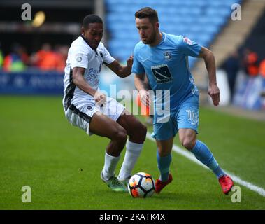 Marc McNulty di Coventry City batte le tremolanti scosse di Boreham Wood durante la seconda partita della Coppa degli Emirati fa tra Coventry City e Boreham Wood alla Ricoh Arena il 3 dicembre 2017 (Foto di Kieran Galvin/NurPhoto) Foto Stock