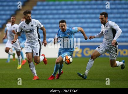 Marc McNulty (Blu) della città di Coventry durante la seconda partita della Coppa dell'Emirato fa tra Coventry City e Boreham Wood alla Ricoh Arena il 3 dicembre 2017 (Foto di Kieran Galvin/NurPhoto) Foto Stock