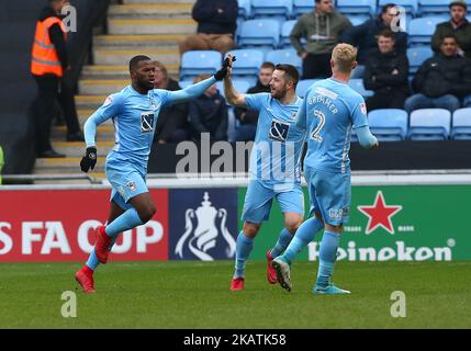 Coventry City's Duckens Nazon festeggia il primo gol durante la seconda partita della Coppa fa degli Emirati tra Coventry City e Boreham Wood alla Ricoh Arena il 3 dicembre 2017 (Foto di Kieran Galvin/NurPhoto) Foto Stock