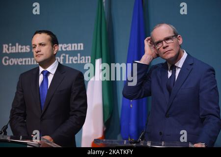 Il primo ministro irlandese (Taoiseach) Leo Varadkar (sinistra), cui si sono aggiunti il vice PM (Tanaiste) e il ministro degli Affari esteri e del Commercio, Simon Coveney (destra), fa una dichiarazione sulla fase i dei negoziati sulla Brexit. Lunedì 4 dicembre 2017 a Dublino, Irlanda. Foto di Artur Widak Foto Stock