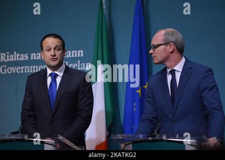 Il primo ministro irlandese (Taoiseach) Leo Varadkar (sinistra), cui si sono aggiunti il vice PM (Tanaiste) e il ministro degli Affari esteri e del Commercio Simon Coveney, fa una dichiarazione sulla fase i dei negoziati sulla Brexit. Lunedì 4 dicembre 2017 a Dublino, Irlanda. Foto di Artur Widak Foto Stock