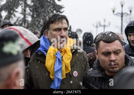 Mikhail Saakashvili vicino al Parlamento dell'Ucraina. Kiev, Ucraina 05-12-2017 (Foto di Maxym Marusenko/NurPhoto) Foto Stock