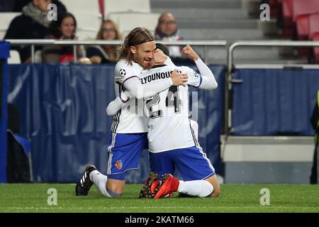 Il centrocampista norvegese Mohamed Elyoussi di Basilea festeggia con il difensore di Basilea Michael Lang di Suisse (L ) dopo aver segnato un gol durante l'UEFA Champions League Group Una partita di calcio tra SL Benfica e FC Basel allo stadio Luz di Lisbona, in Portogallo, il 5 dicembre 2017. ( Foto di Pedro FiÃºza/NurPhoto) Foto Stock