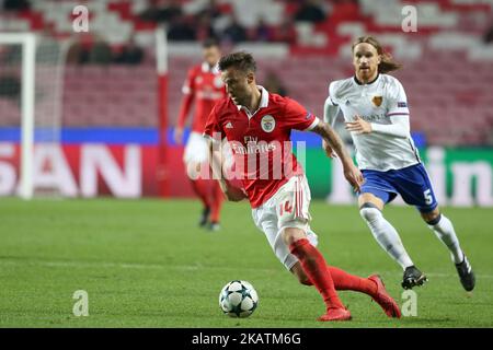 Il Suisse di Benfica, Haris Seferovic (L), si presenta con il difensore di Basilea Michael Lang di Suisse durante la UEFA Champions League Group Una partita di calcio tra SL Benfica e FC Basel allo stadio Luz di Lisbona, in Portogallo, il 5 dicembre 2017. ( Foto di Pedro FiÃºza/NurPhoto) Foto Stock