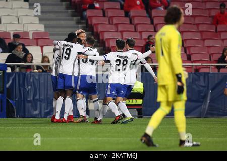 Il centrocampista norvegese Mohamed Elyoussi di Basilea festeggia con i compagni di squadra dopo aver segnato durante la UEFA Champions League Group Una partita di calcio tra SL Benfica e FC Basel allo stadio Luz di Lisbona, in Portogallo, il 5 dicembre 2017. ( Foto di Pedro FiÃºza/NurPhoto) Foto Stock