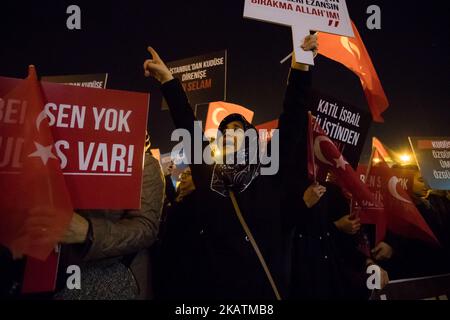 I manifestanti grida slogan contro il presidente degli Stati Uniti Donald Trump mentre detengono bandiere turche durante una protesta contro Israele alla Moschea Fatih a Istanbul, in Turchia, il 06 dicembre 2017. Lo stesso giorno, il presidente degli Stati Uniti Donald J. Trump ha firmato un annuncio che riconosce Gerusalemme come capitale israeliana e trasferirà l’ambasciata statunitense da Tel Aviv a Gerusalemme. (Foto di Emrah Oprukcu/NurPhoto) Foto Stock