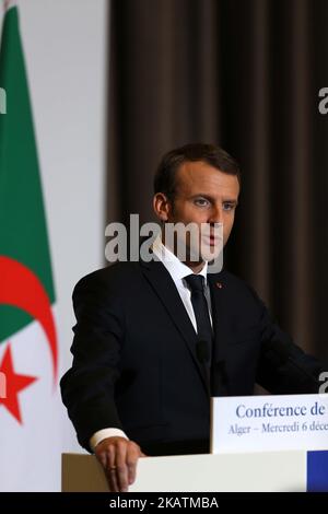 Il presidente francese Emmanuel Macron ha pronunciato un discorso sul riconoscimento di Gerusalemme come capitale del Israelâ da parte del presidente degli Stati Uniti Donald Trump, durante una conferenza stampa tenutasi ad Algeri, in Algeria, il 6 dicembre 2017. (Foto di Billal Bensalem/NurPhoto) Foto Stock