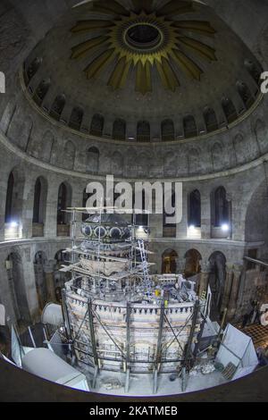 La Tomba Santa di Gesù dentro la Chiesa del Santo Sepolcro, a Gerusalemme. I lavori di ricerca e costruzione sono stati realizzati dall'Università tecnica Nazionale di Atene e dal Dipartimento Politecnico. (Foto di Nicolas Economou/NurPhoto) Foto Stock