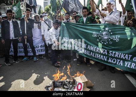 Intorno a 1500 musulmani indonesiani fase una protesta al di fuori dell'ufficio dell'ambasciatore degli Stati Uniti in Indonesia contro l'annuncio del presidente degli Stati Uniti Donald Trump di riconoscere Gerusalemme come la capitale di Israele e prevede di trasferire l'ambasciata degli Stati Uniti da Tel Aviv a Gerusalemme, a Giacarta il 8 dicembre, 2017.essi protestano contro la decisione di Donald Trump nella conoscenza di Yerusalem come capitale di Israele. Chiedono anche il trasferimento dall'ambasciatore americano di Giacarta. La manifestazione termina pacificamente e con la minima guardia della polizia, alcuni bruciano durante la manifestazione. (Foto di Donal Husni/NurPhoto) Foto Stock