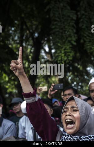 Intorno a 1500 musulmani indonesiani fase una protesta al di fuori dell'ufficio dell'ambasciatore degli Stati Uniti in Indonesia contro l'annuncio del presidente degli Stati Uniti Donald Trump di riconoscere Gerusalemme come la capitale di Israele e prevede di trasferire l'ambasciata degli Stati Uniti da Tel Aviv a Gerusalemme, a Giacarta il 8 dicembre, 2017.essi protestano contro la decisione di Donald Trump nella conoscenza di Yerusalem come capitale di Israele. Chiedono anche il trasferimento dall'ambasciatore americano di Giacarta. La manifestazione termina pacificamente e con la minima guardia della polizia, alcuni bruciano durante la manifestazione. (Foto di Donal Husni/NurPhoto) Foto Stock