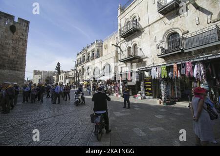 Varie immagini della vita quotidiana e del paesaggio della città vecchia di Gerusalemme. La città vecchia è divisa nei seguenti quartieri: Quartiere musulmano, quartiere cristiano, quartiere armeno, quartiere ebraico e quartiere marocchino. La città vecchia di Gerusalemme e le sue mura sono patrimonio dell'umanità dell'UNESCO dal 1981. La città è un importante luogo di pellegrinaggio per cristiani, ebrei e musulmani. Il 6 dicembre 2017 il presidente degli Stati Uniti d'America, Donald Trump ha annunciato che gli Stati Uniti riconoscono Gerusalemme come la capitale dello Stato di Israele e presto trasferiranno l'ambasciata degli Stati Uniti in quel paese. Proiezione di Gerusalemme Foto Stock