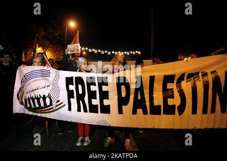 I palestinesi partecipano a una manifestazione ad Atene, in Grecia, il 8 dicembre 2017, dopo che il presidente degli Stati Uniti Donald Trump ha riconosciuto Gerusalemme come capitale d’Israele. (Foto di Giorgos Georgiou/NurPhoto) Foto Stock