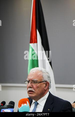 Il ministro degli Esteri palestinese Riyad al-Maliki terrà una conferenza stampa presso la sede centrale dell'ambasciata palestinese al Cairo, in Egitto, il 09 dicembre 2017. Il Ministro degli esteri ha parlato degli ultimi sviluppi dopo che il presidente degli Stati Uniti Donald J. Trump, il 06 dicembre, ha annunciato di riconoscere Gerusalemme come la capitale israeliana e di trasferire l’ambasciata degli Stati Uniti da Tel Aviv a Gerusalemme. (Foto di Fayed El-Geziry/NurPhoto) Foto Stock