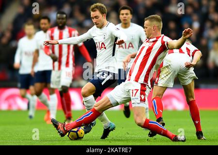 Stoke Citys Ryan Shawcross si è messo in campo contro Christian Eriksen di Tottenham durante la partita della Premier League tra Tottenham Hotspur e Stoke City allo stadio di Wembley, Londra, Inghilterra il 09 dicembre 2017 (Photo by Kieran Galvin/NurPhoto) Foto Stock