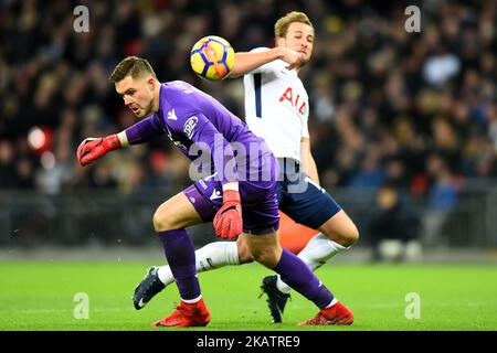 Harry Kane di Tottenham prende testa oltre Stoke Citys Jack Butland durante la partita della Premier League tra Tottenham Hotspur contro Stoke City allo stadio di Wembley, Londra Inghilterra il 09 dicembre 2017 (Foto di Kieran Galvin/NurPhoto) Foto Stock