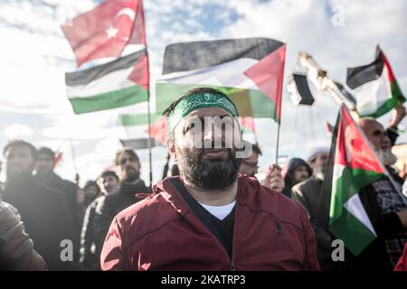 I manifestanti grida slogan contro il presidente degli Stati Uniti Donald Trump mentre detengono bandiera turca e palestinese durante un raduno contro Israele, a Istanbul, in Turchia, il 10 dicembre 2017. Il presidente DEGLI STATI UNITI Donald J. Trump ha annunciato il 06 dicembre che riconosce Gerusalemme come capitale d’Israele e trasferirà l’ambasciata degli Stati Uniti da Tel Aviv a Gerusalemme. (Foto di Emrah Oprukcu/NurPhoto) Foto Stock