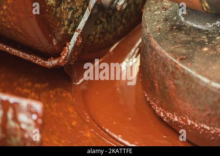 Macinacaffè d'annata vecchia che fa il cioccolato, primo piano Foto Stock