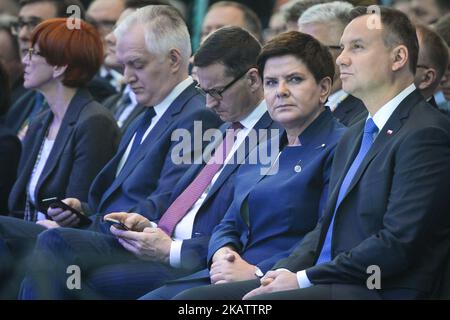 Un nuovo primo ministro polacco, Mateusz Morawiecki (Centro), raffigurato con il presidente polacco, Andrzej Duda (a destra), l'ex primo ministro polacco e attuale vice primo ministro, Beata Szydlo, e il vice primo ministro, Jaroslaw Gowin (a sinistra), durante un Congresso economico a Rzeszow, nel sud della Polonia. (Immagine del file del 16 novembre 2017). Martedì 12 dicembre 2017, a Cracovia, Polonia. (Foto di Artur Widak/NurPhoto) Foto Stock