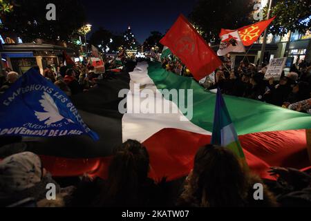 La gente sventola una gigantesca bandiera palestinese. Dopo che il presidente degli Stati Uniti Donald Trump ha riconosciuto Gerusalemme come capitale di Israele, a Tolosa si è svolta una manifestazione contro questa decisione come altre città poco prima. Hanno marciato al consolato degli Stati Uniti a Tolosa (Francia) il 12 dicembre 2017. (Foto di Alain Pitton/NurPhoto) Foto Stock