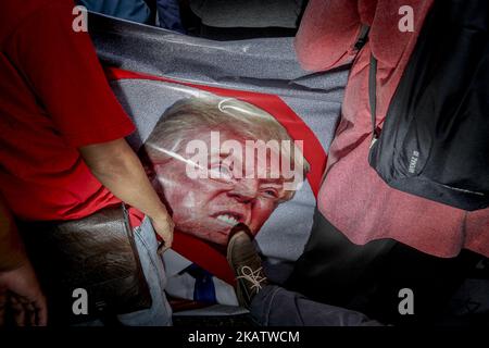 I manifestanti si sono fatti un poster del presidente degli Stati Uniti Donald Trump durante un rally contro la recente decisione del presidente degli Stati Uniti Donald Trump di riconoscere Gerusalemme come capitale israeliana, vicino all'ambasciata degli Stati Uniti a Kuala Lumpur, Malesia 15 dicembre 2017. (Foto di Mohd Daud/NurPhoto) Foto Stock