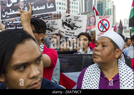 Centinaia di manifestanti musulmani malesi marciano presso l'Ambasciata degli Stati Uniti durante una protesta a Kuala Lumpur, Malesia, il 15 dicembre 2017. Protestano al di fuori dell'ambasciata degli Stati Uniti per la controversa mossa di Washington di riconoscere Gerusalemme come capitale d'Israele. (Foto di Chris Jung/NurPhoto) Foto Stock