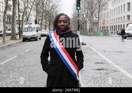 Daniele Obono partecipa a un'iniziativa di ispettori del lavoro dinanzi al Ministero della Salute e degli Affari sociali per il rispetto delle libertà sindacali presso l'ispettorato del lavoro di Parigi, in Francia, il 14 dicembre 2017. (Foto di Julien Mattia/NurPhoto) Foto Stock