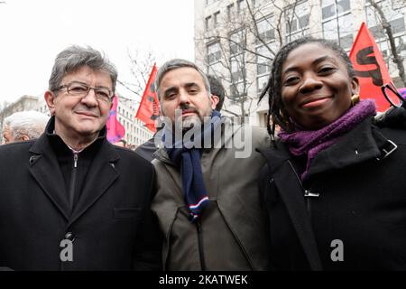 Il partito di estrema sinistra francese la France Insoumise, membro del Parlamento Jean-Luc Melenchon (L), alexis corbière (C) e Danielle Obono (R), partecipano ad un'assemblea di ispettori del lavoro davanti al Ministero della sanità e degli affari sociali per il rispetto delle libertà sindacali presso l'ispettorato del lavoro di Parigi, Francia, il 14 dicembre 2017. (Foto di Julien Mattia/NurPhoto) Foto Stock