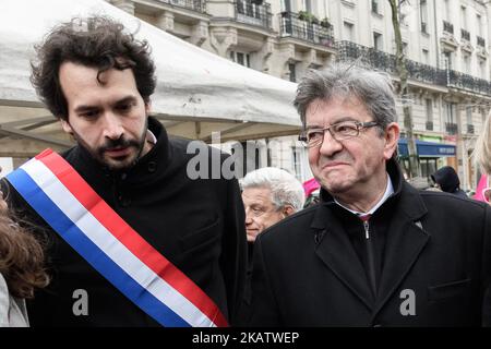 Partito di estrema sinistra francese la France membro del Parlamento europeo Jean-Luc Melenchon (R) e Bastien Lachaud (L) partecipano ad un'istituzione di ispettori del lavoro davanti al Ministero della sanità e degli affari sociali per il rispetto delle libertà sindacali presso l'ispettorato del lavoro di Parigi (Francia), Il 14 dicembre 2017. (Foto di Julien Mattia/NurPhoto) Foto Stock