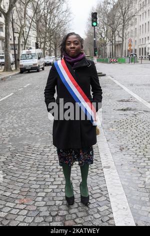 Daniele Obono partecipa a un'iniziativa di ispettori del lavoro dinanzi al Ministero della Salute e degli Affari sociali per il rispetto delle libertà sindacali presso l'ispettorato del lavoro di Parigi, in Francia, il 14 dicembre 2017. (Foto di Julien Mattia/NurPhoto) Foto Stock