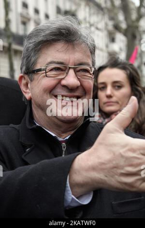 Partito di estrema sinistra francese la France membro del Parlamento Jean-Luc Melenchon partecipa a un'assemblea di ispettori del lavoro dinanzi al Ministero della Salute e degli Affari sociali per il rispetto delle libertà sindacali presso l'ispettorato del lavoro di Parigi (Francia) il 14 dicembre 2017. (Foto di Julien Mattia/NurPhoto) Foto Stock