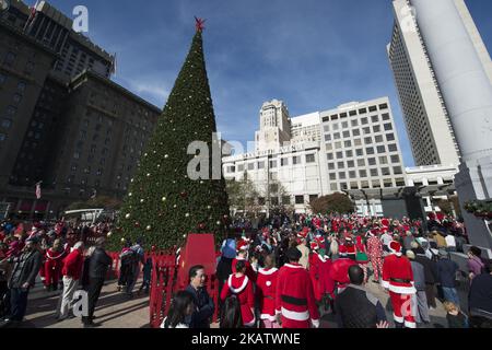 Migliaia di persone vestite in costume di Babbo Natale si riuniscono in Union Square a San Francisco, California per celebrare SantaCon prima di Natale il 9 dicembre 2017 (Foto di Yichuan Cao/NurPhoto) Foto Stock