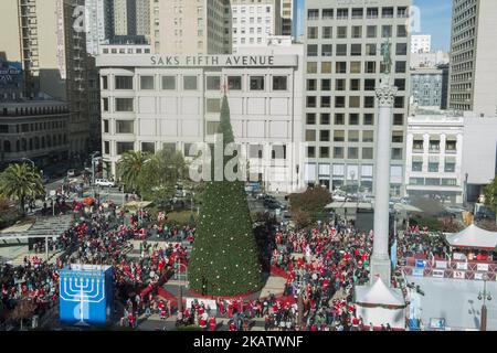Migliaia di persone vestite in costume di Babbo Natale si riuniscono in Union Square a San Francisco, California per celebrare SantaCon prima di Natale il 9 dicembre 2017 (Foto di Yichuan Cao/NurPhoto) Foto Stock