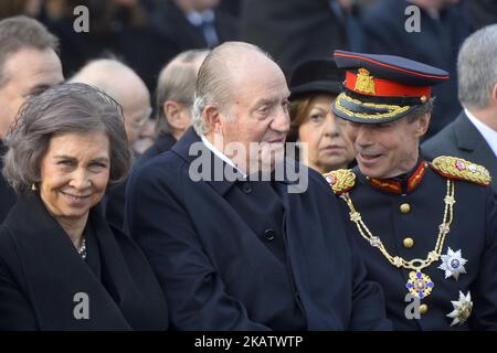 Ex regali spagnoli la regina Sofia e il re Juan Carlos i e il Granduca Henri di Lussemburgo fuori dall'ex Palazzo reale di Bucarest, Romania, il 16 dicembre 2017, per partecipare ad una cerimonia militare e religiosa in occasione dei funerali del re Michele. Re Michele i di Romania, morto il 5 dicembre, sarà sepolto nella tomba reale situata nella città di Curtea de Arges, Bucarest. (Foto di Alex Nicodim/NurPhoto) Foto Stock