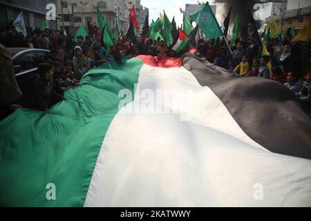 I palestinesi prendono parte a una protesta contro la decisione del presidente americano Donald Trump di riconoscere Gerusalemme come capitale di Israele, a Gaza City, il 15 dicembre 2017. Migliaia di palestinesi hanno protestato nuovamente a Gerusalemme contro la decisione del presidente americano Donald Trump di riconoscere la città come capitale di Israele. (Foto di Majdi Fathi/NurPhoto) Foto Stock