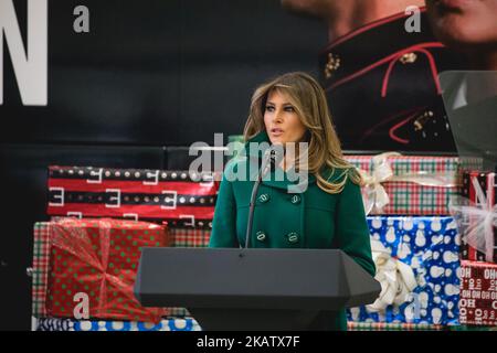 La First Lady Melania Trump ha visitato la Joint base Anacostia-Bolling a Washington, D.C., dove si è unita alle famiglie militari per l'annuale evento Toys for Tots del corpo dei Marine. First Lady Trump ha fatto osservazioni e aiutato a ordinare e scatola giocattoli con i bambini, mercoledì 13 dicembre 2017. (Foto di Cheriss May/NurPhoto) Foto Stock